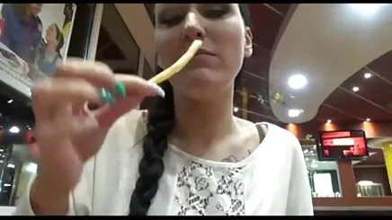 Oğlum, bir barda porno 18 altyazılı bir sarışın
